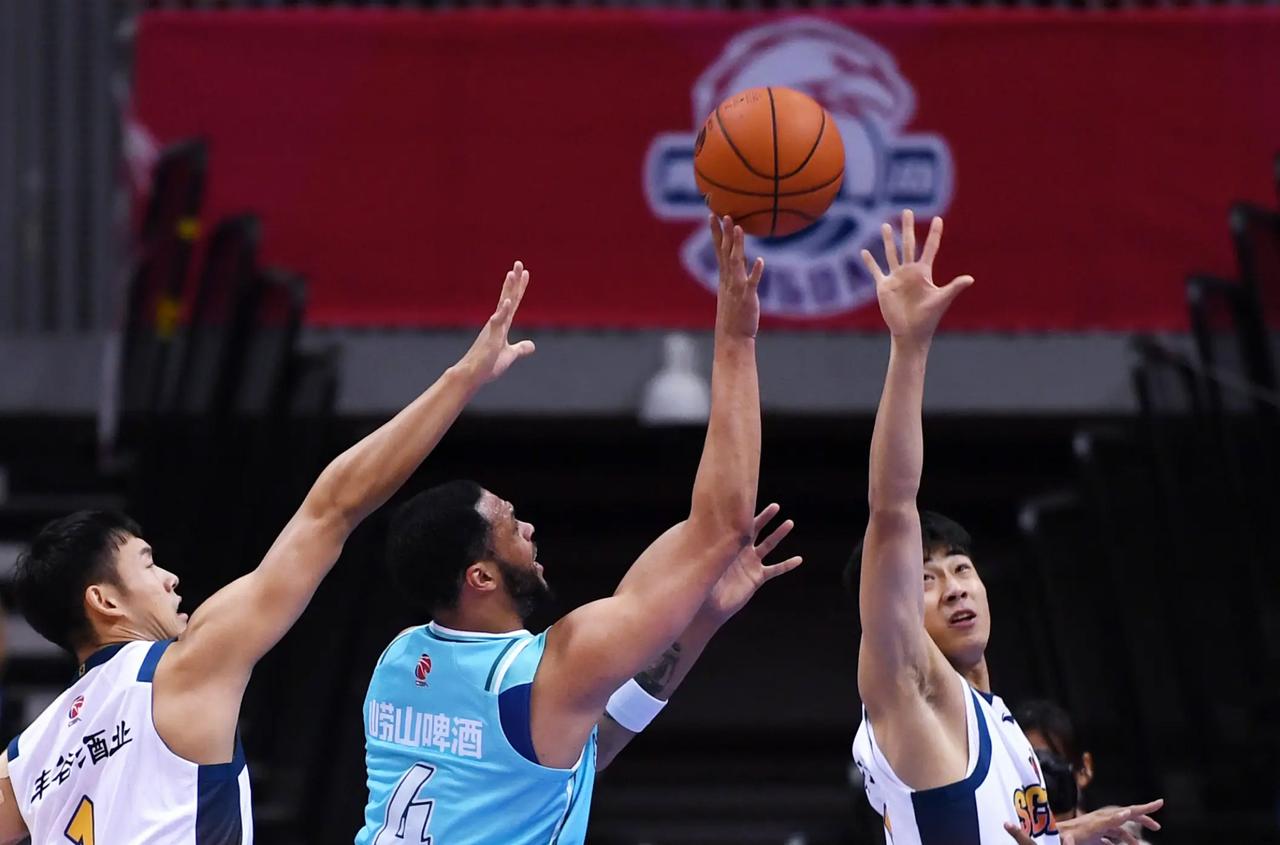 青岛队这次血亏，因为他们的核心球员不幸伤退！就在上场遭遇战，当青岛队以70:87