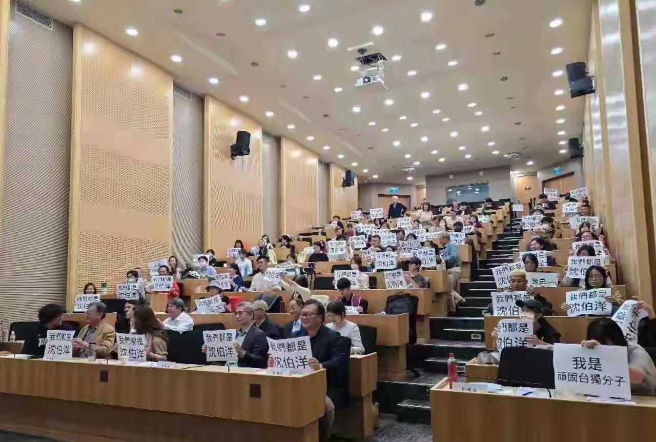 小本本都记好了，到时候新账老账一起算！前排那两位，你挡着脸就抓不到了吗？