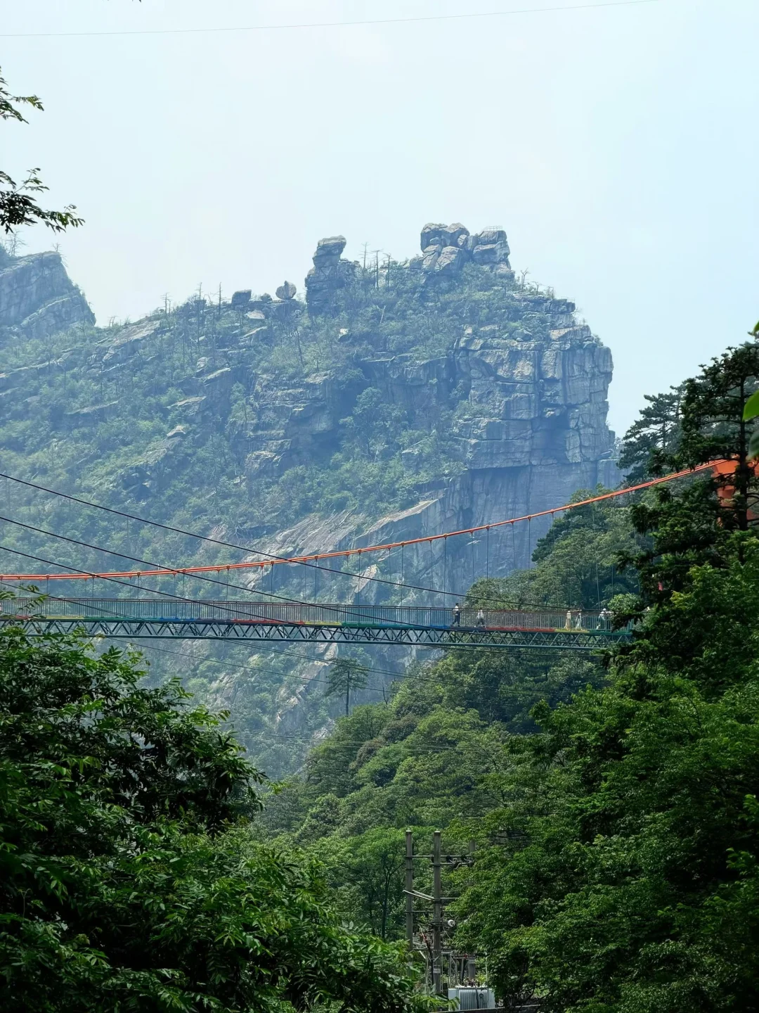 天气很热，去爬山吧