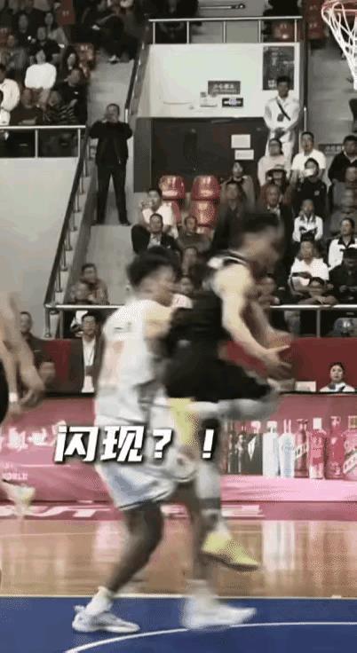 心惊胆战！徐杰差点被废。徐杰冲抢篮板，焦海龙眼见徐杰抢下自己的篮板。一怒之下