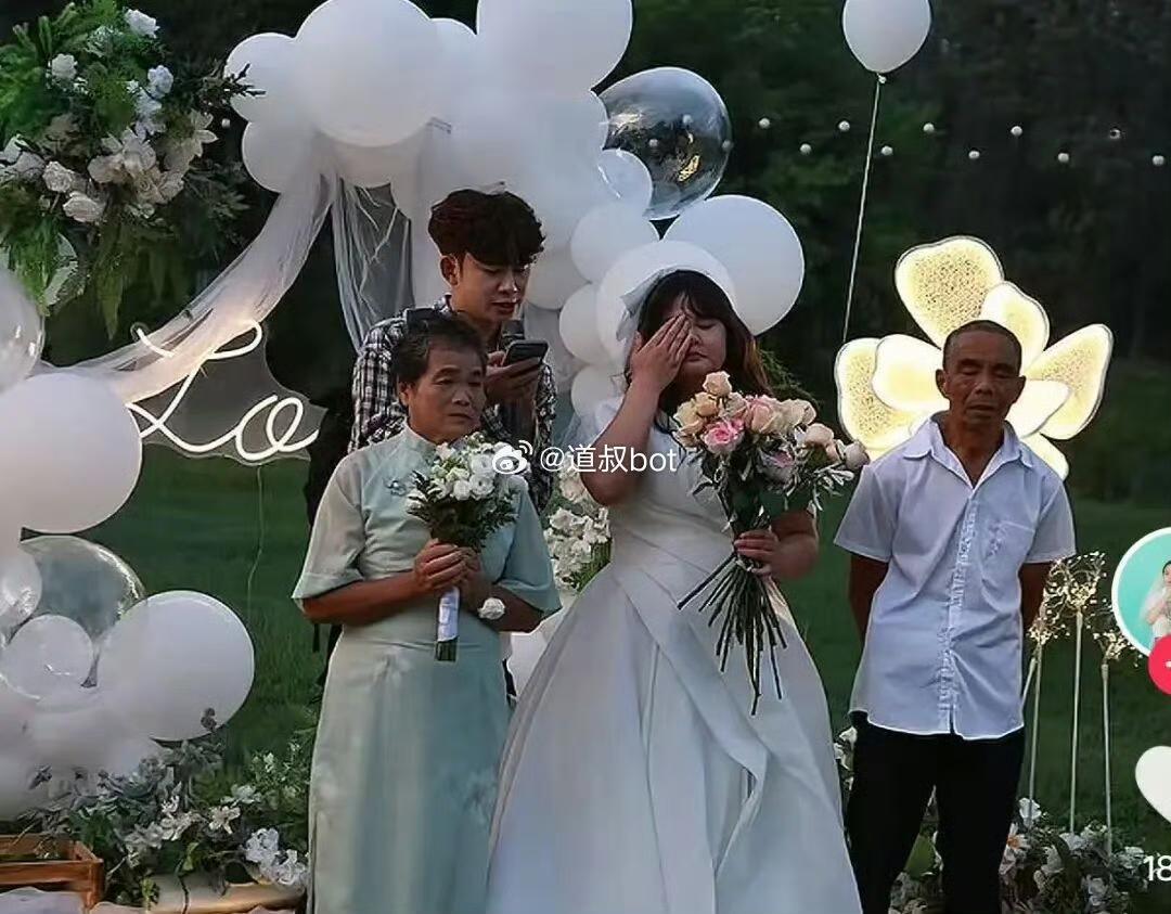 重庆地铁衣服擦血的女孩悲惨身世曝光，其病逝的前男友给他留下的遗书更是让人泪目。