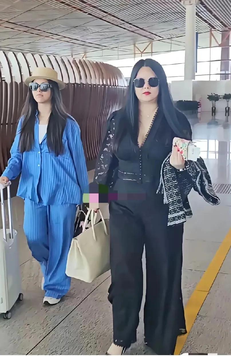 李湘与体重和解，气场开挂李湘和女儿现身机场，她一身黑色穿搭，虽身形丰满，却