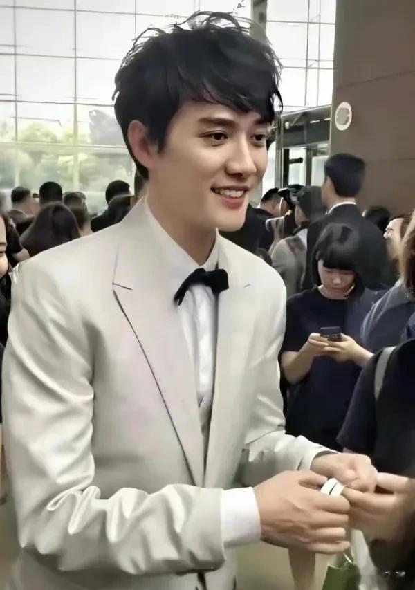 冯绍峰年轻时候确实帅，温润如玉，高贵精致，翩翩公子，他压根就没有丑过，即使现在已