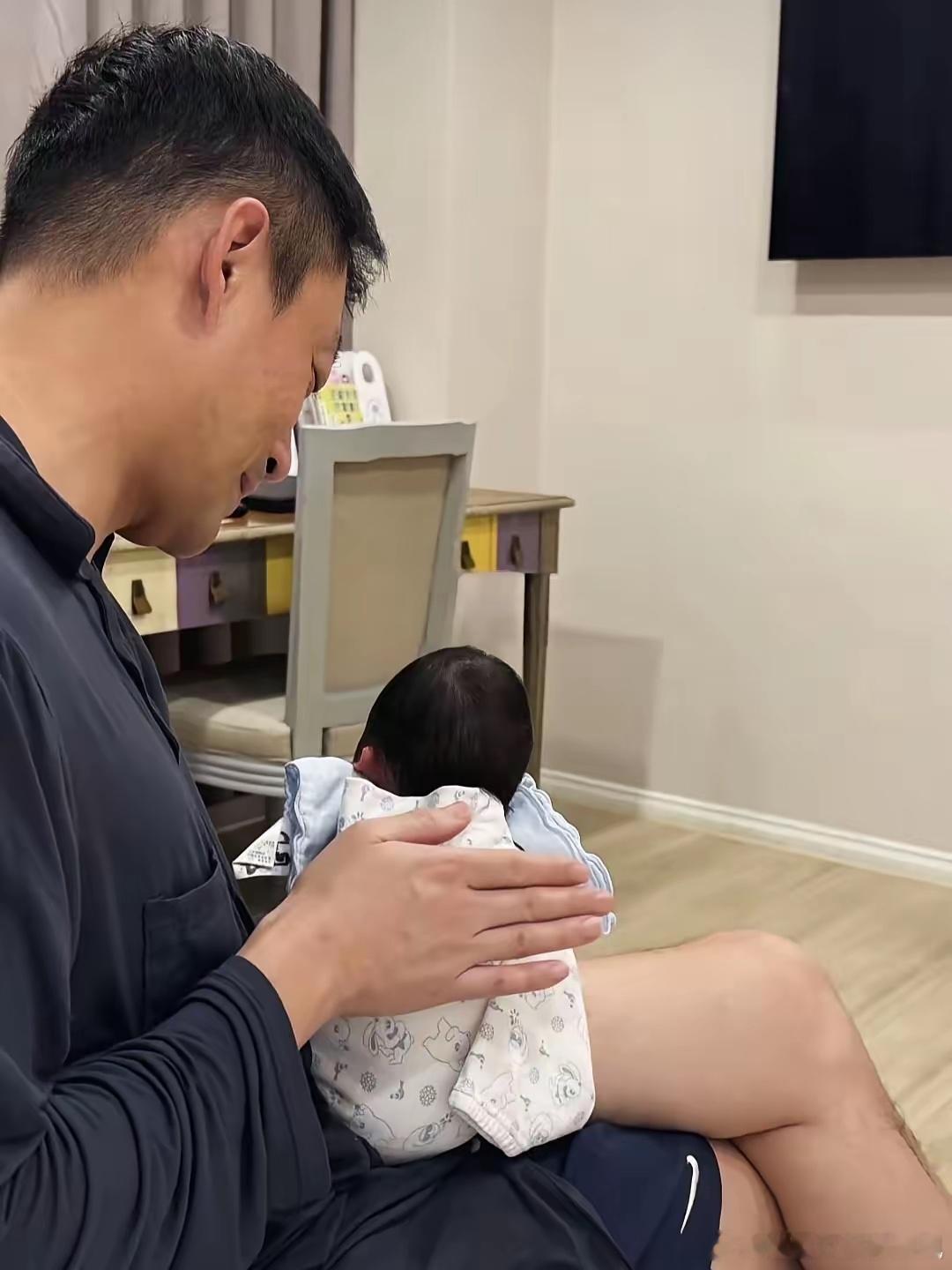 汪小菲到月子中心看望新出生的小儿子，亲自抱着儿子，温柔地帮儿子拍打后背，动作熟练