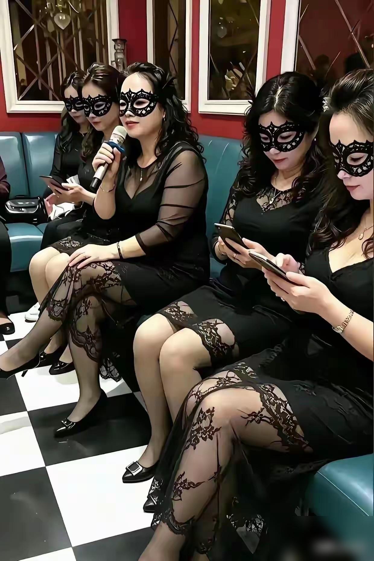 一个中年女人在KTV包厢里，被推门进来的老公抓了个正着。这消息我是在小区业