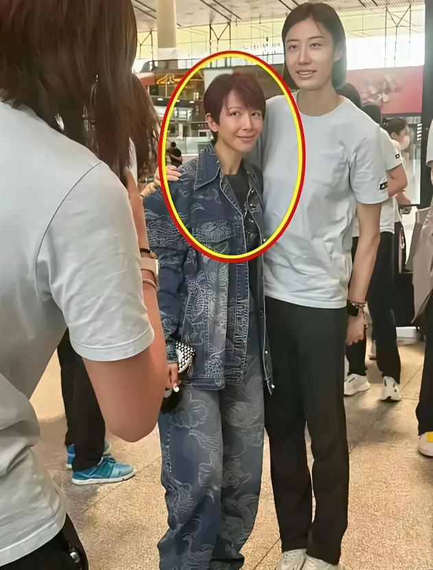 这个女人是谁呀？感觉有点眼熟，有点像一个香港的明星，但一时又想不起来。