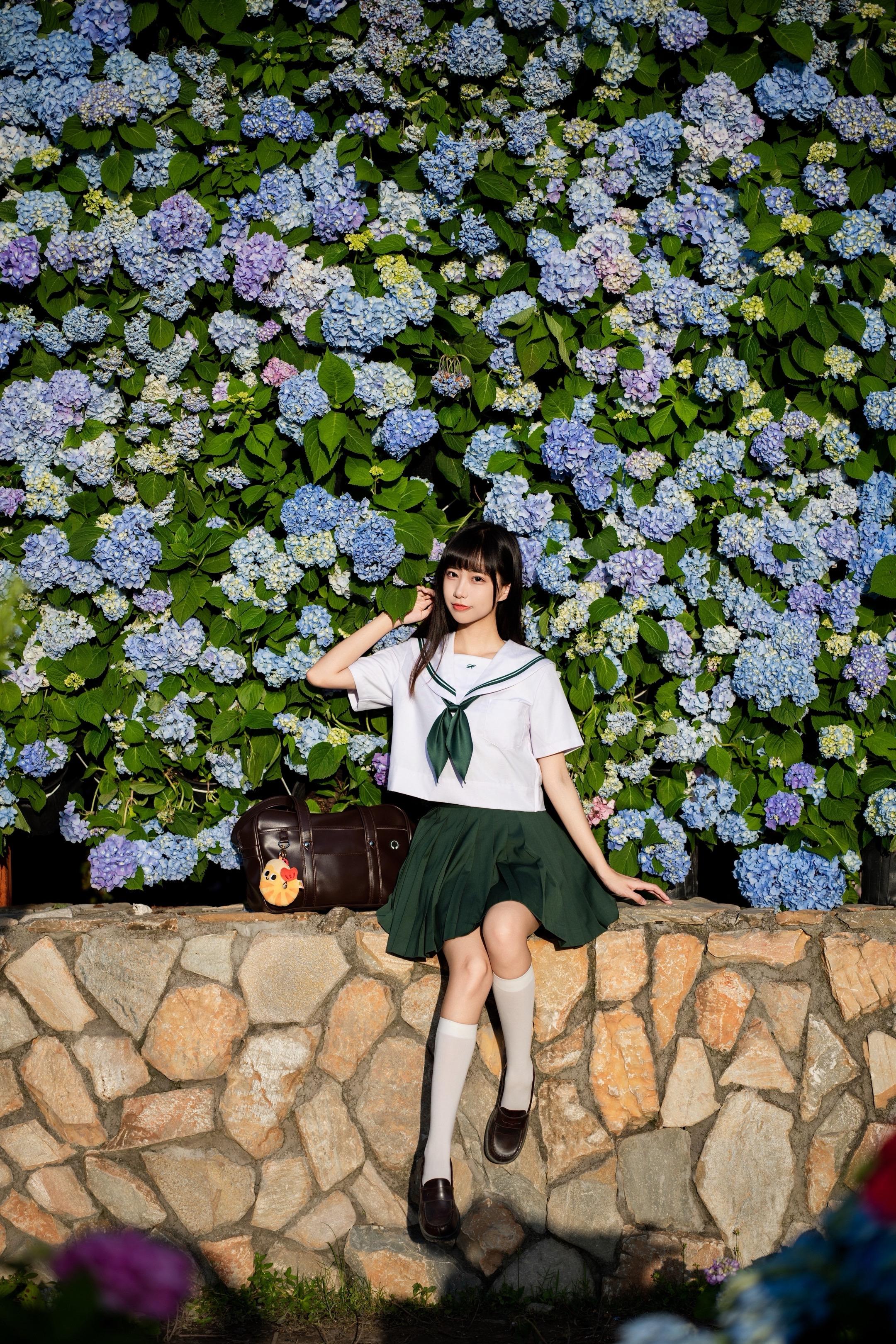 花与少女 少女感夏日 初恋感照片 绣球花女孩 少女感随拍