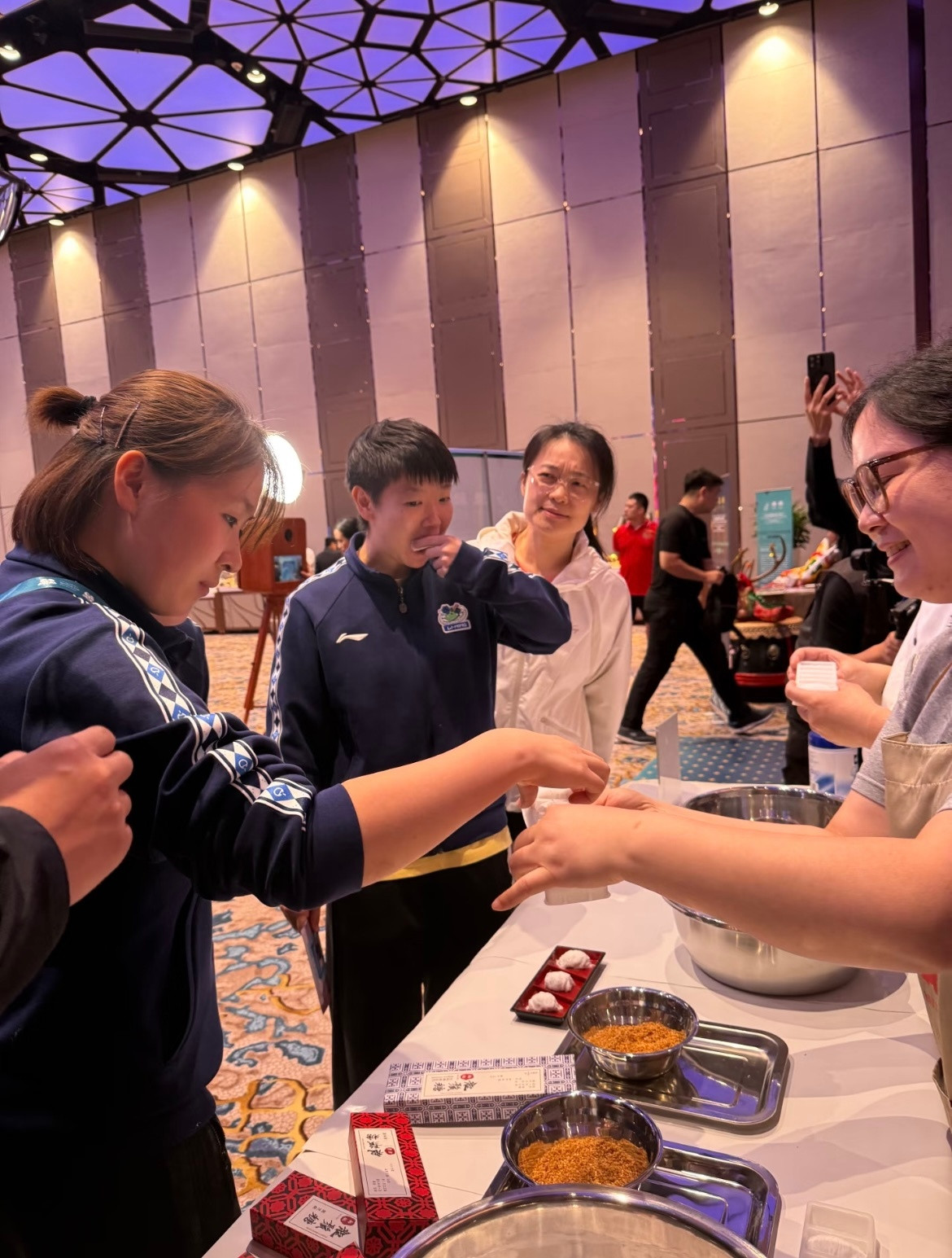 有个宝宝盯得紧紧的