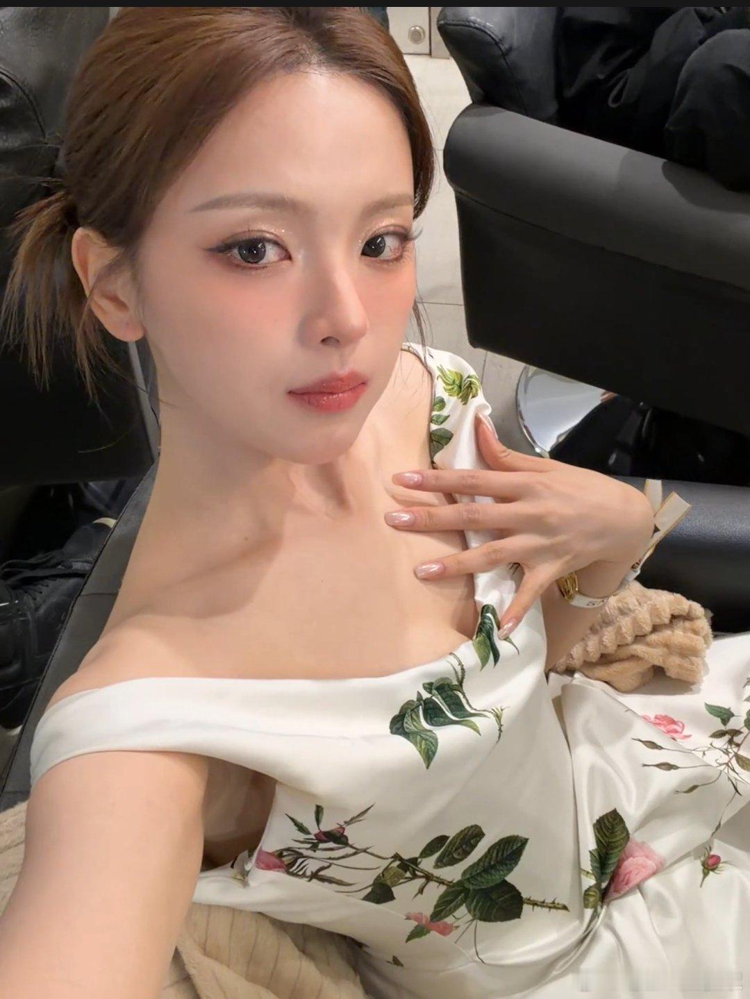 杨超越王玉雯祝绪丹微博视界大会合照，你们三个人有三个人很美[捂眼睛][捂眼睛][捂眼睛]​