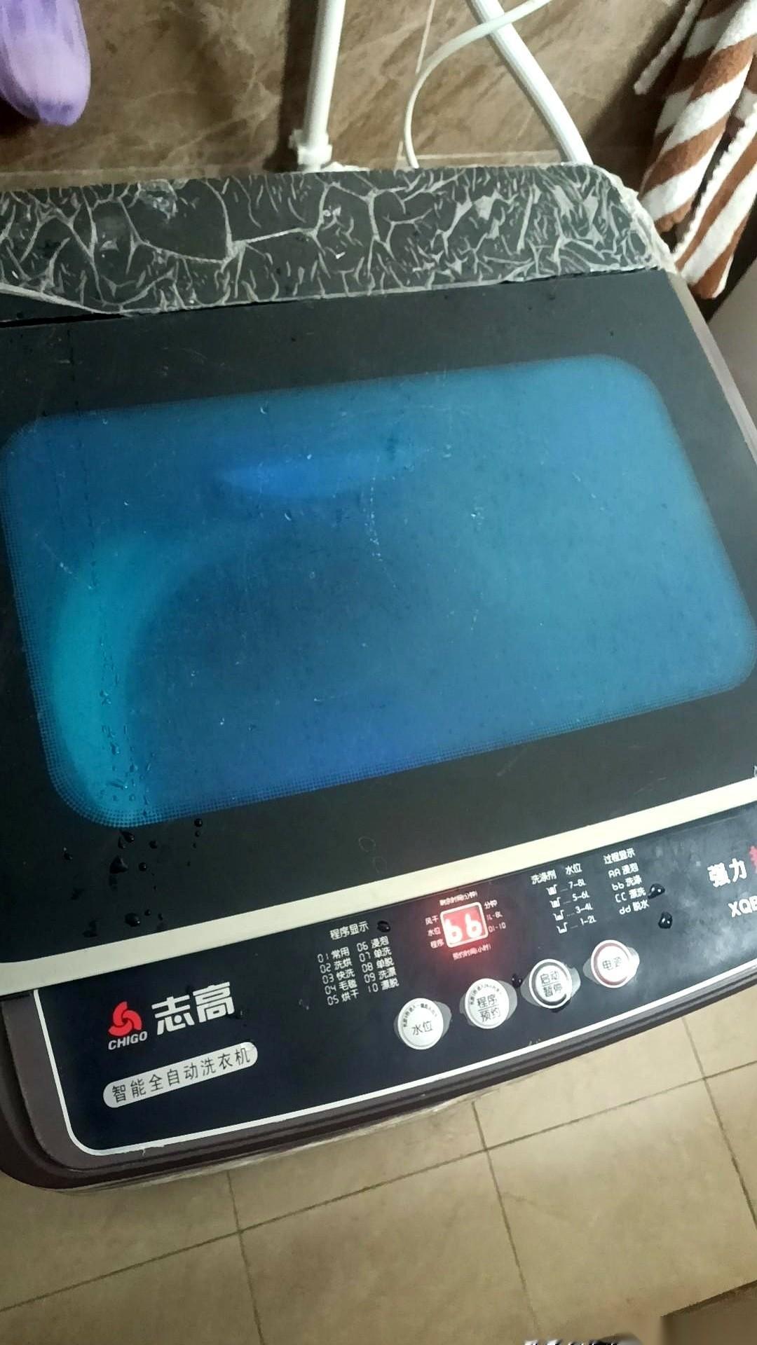 快递小哥走了，留下我和一屋子的尴尬。洗衣机还在那儿，像个巨大的、不会转的铁疙瘩