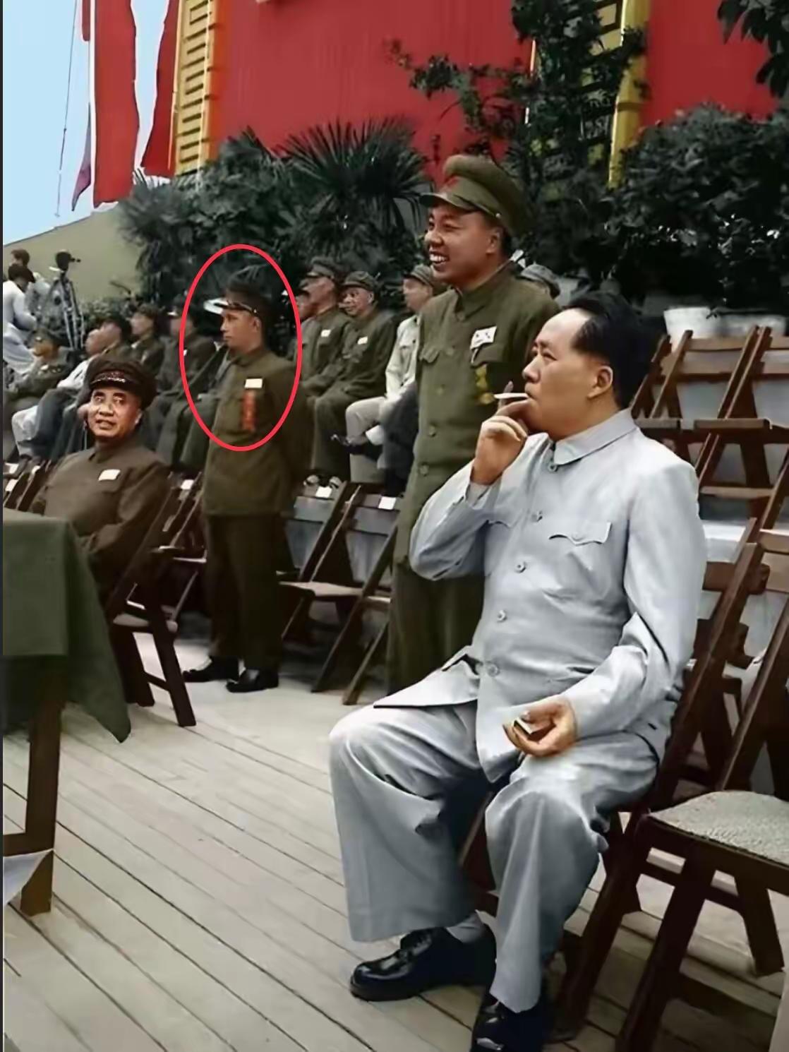 伟人这身材，这气质，真是龙凤之姿，睥睨天下的气势扑面而来，在一众星将中赫然醒目。