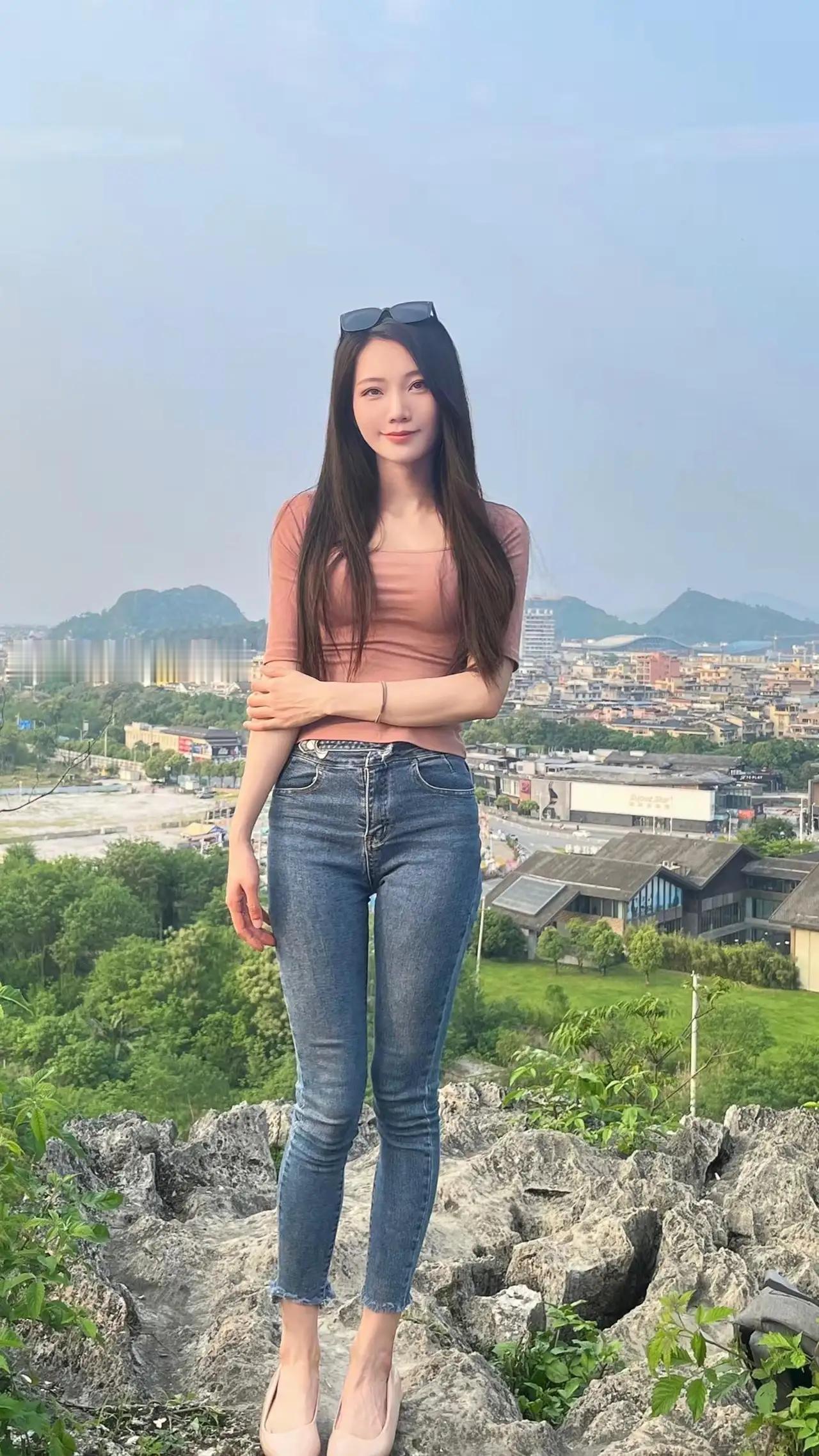 站在山顶俯瞰繁华都市，感受大自然的宁静与城市的喧嚣交织。城市上空的景色高楼城市