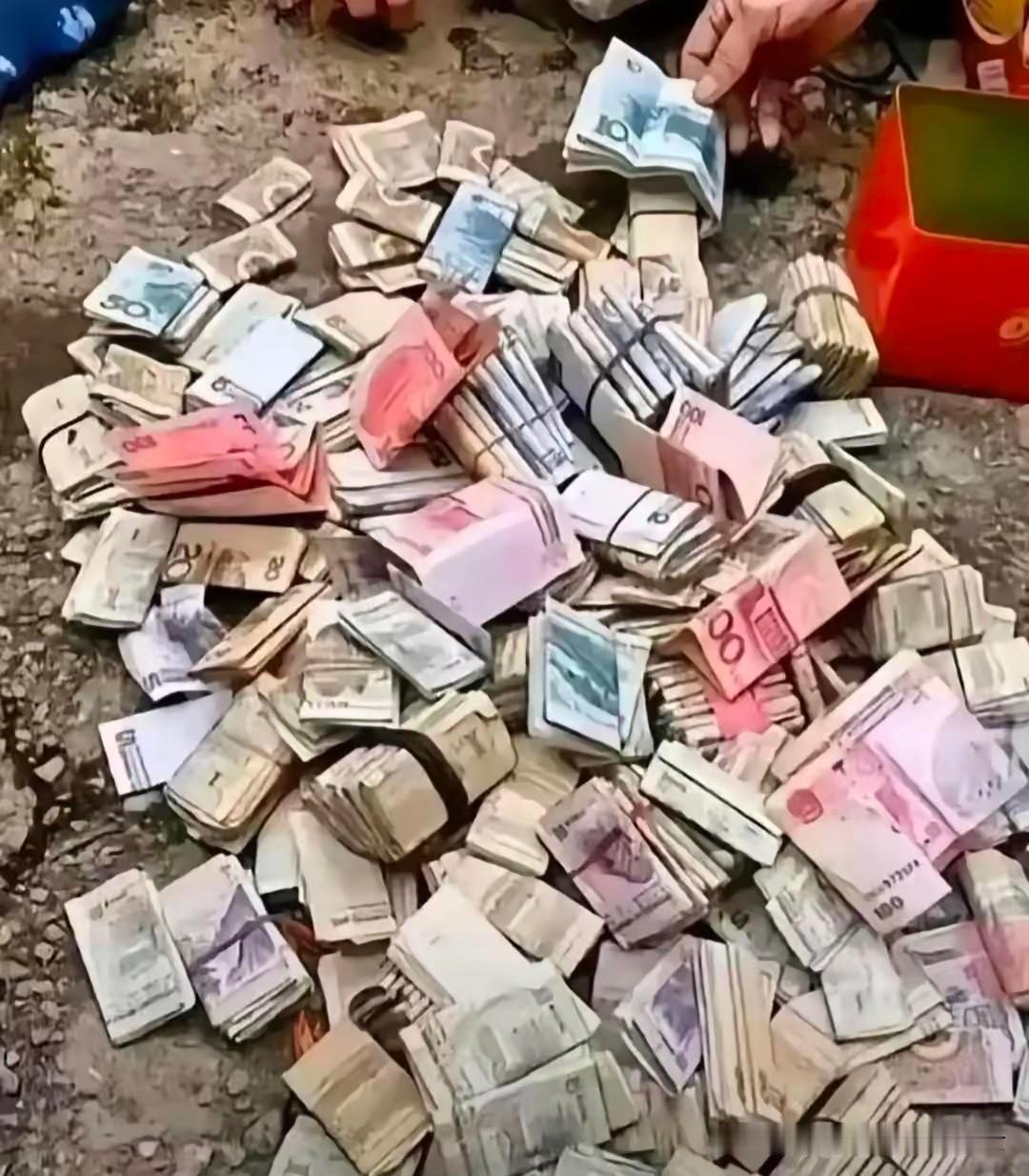 前几天我们小区边上的废品站出了件稀罕事。收废品的大叔整理刚收来的一堆旧货时，翻出