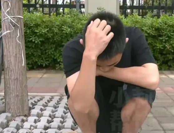 河南郑州一男子尾随妻子，趁妻子下车时躲进汽车后备箱，万万没想到，正是这个举动让他