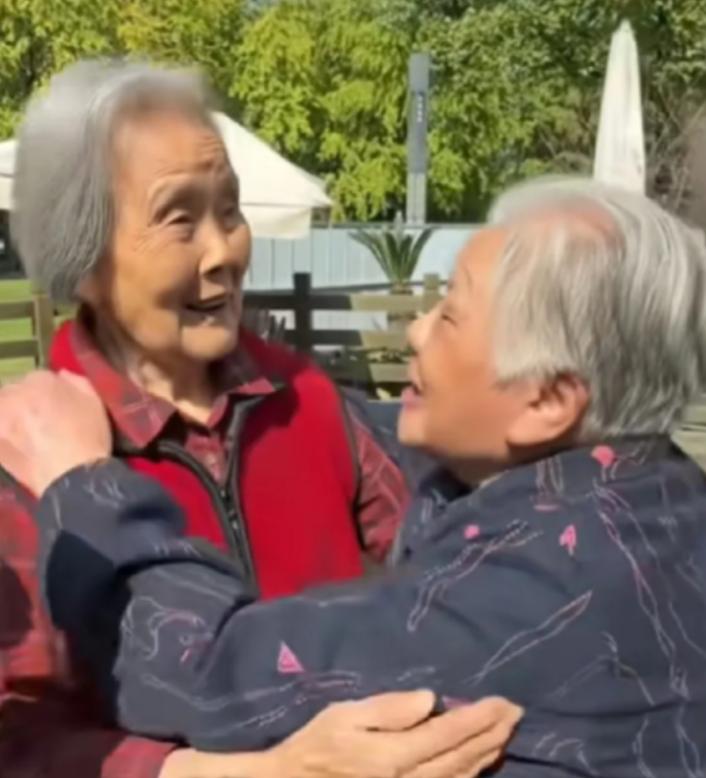 成都一个普通小区的花园里，九十四岁的闫奶奶和九十七岁的彭奶奶紧紧抱在一起，哭得像