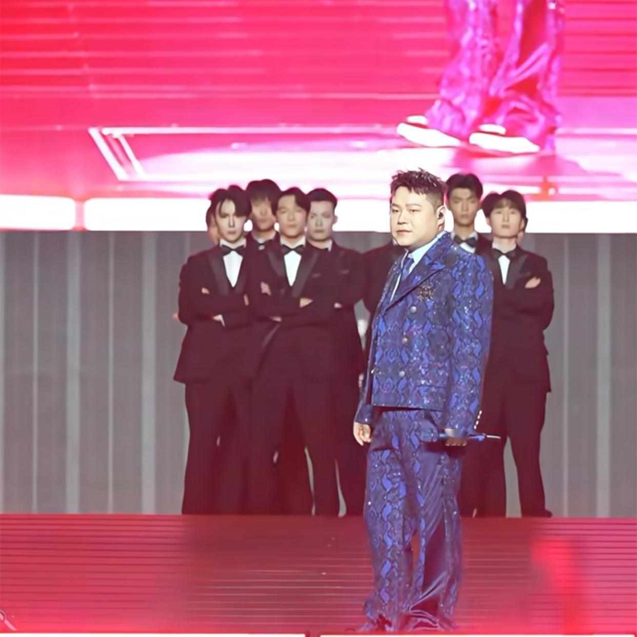 岳云鹏演唱会的造型是越来越洋气了！武汉演唱会，岳云鹏穿着亮片西装、戴着礼帽，就这