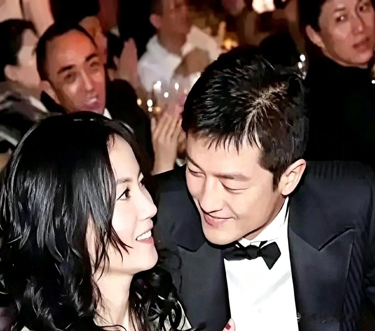 李亚鹏的两段婚姻，全写在脸上了。和王菲在一起时，满眼星光，是轰轰烈烈的爱情；