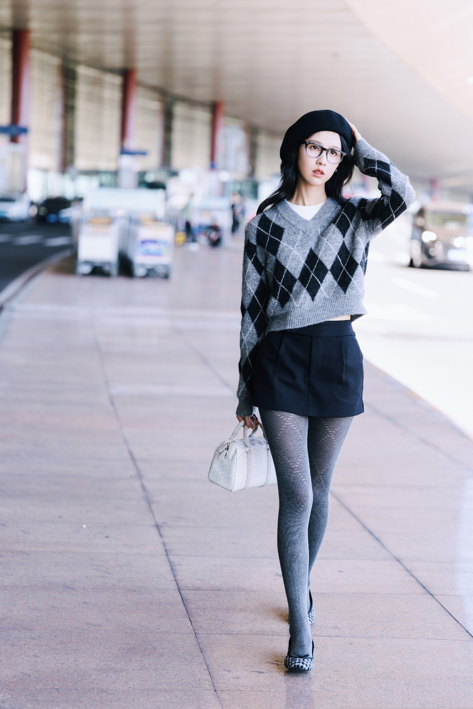 陈都灵秋季英伦风穿搭：灰色羊绒连裤袜，文艺气场全开