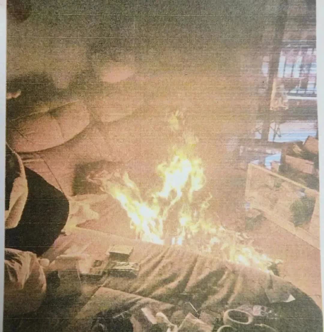 任性的代价！广东，女子因为琐事和男友吵架，男子气的摔门而去，女子怒火未消，猛灌一