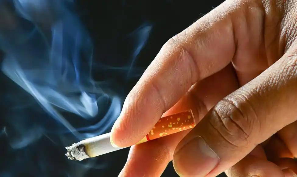 🌛最高罚款5万！老烟民必看！四川新疆禁烟新规重拳出击，公共场所抽烟就罚20