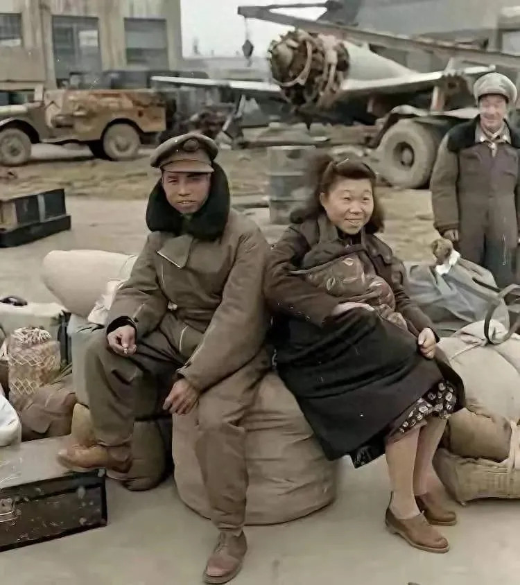 1949年，时局巨变，这是准备逃往台湾的一对国民党夫妻留下的真实旧照。镜头之下不