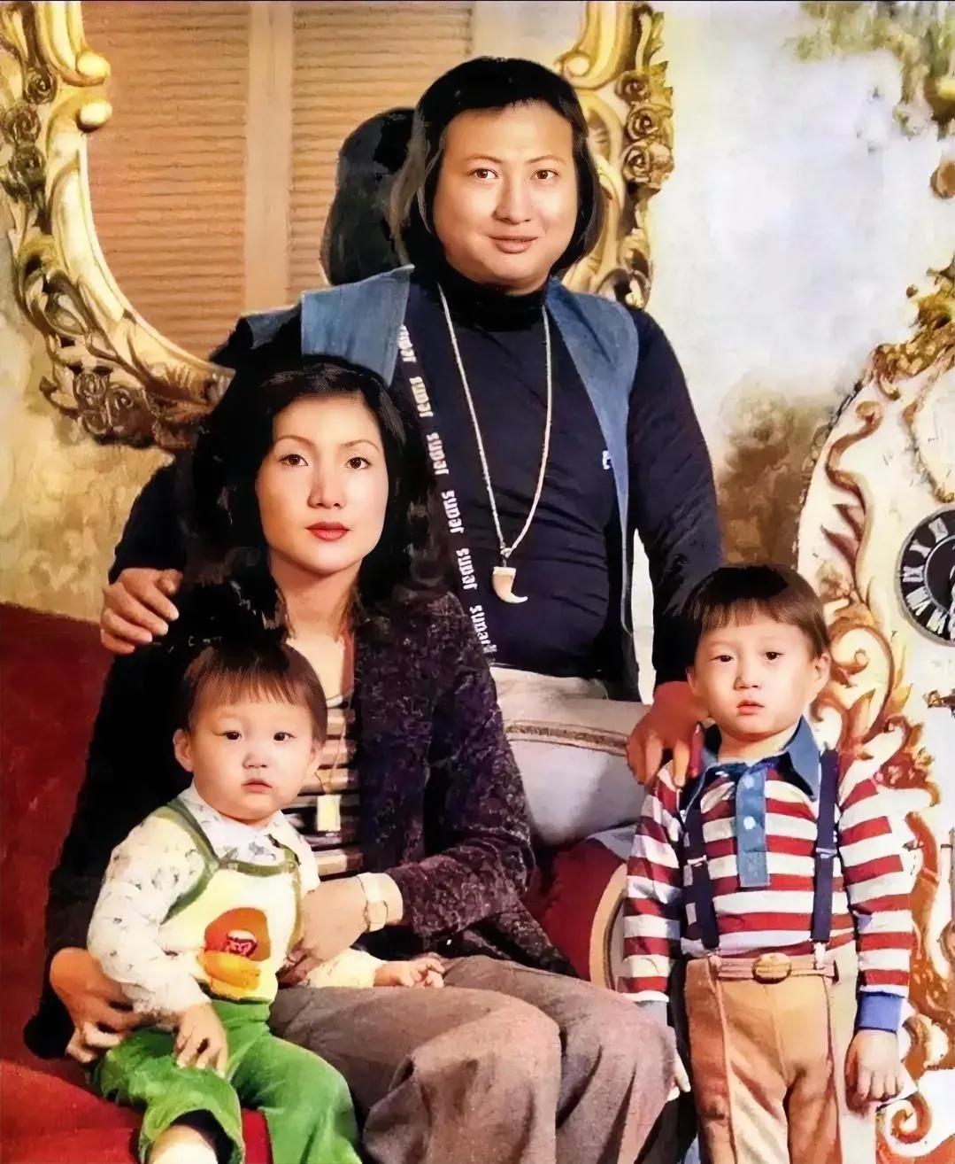 70年代，洪金宝的一张全家福，相信很多人还是第一次看到，照片中的人是他的妻子曹恩