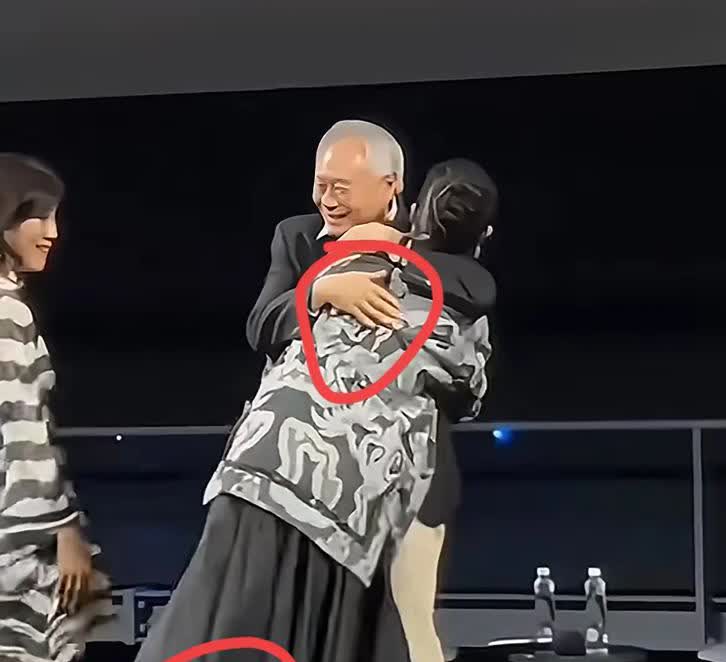 李安终于可以抱抱亲亲自己心目中的美人了。要不是章子怡刚离婚不久，这李安哪里敢