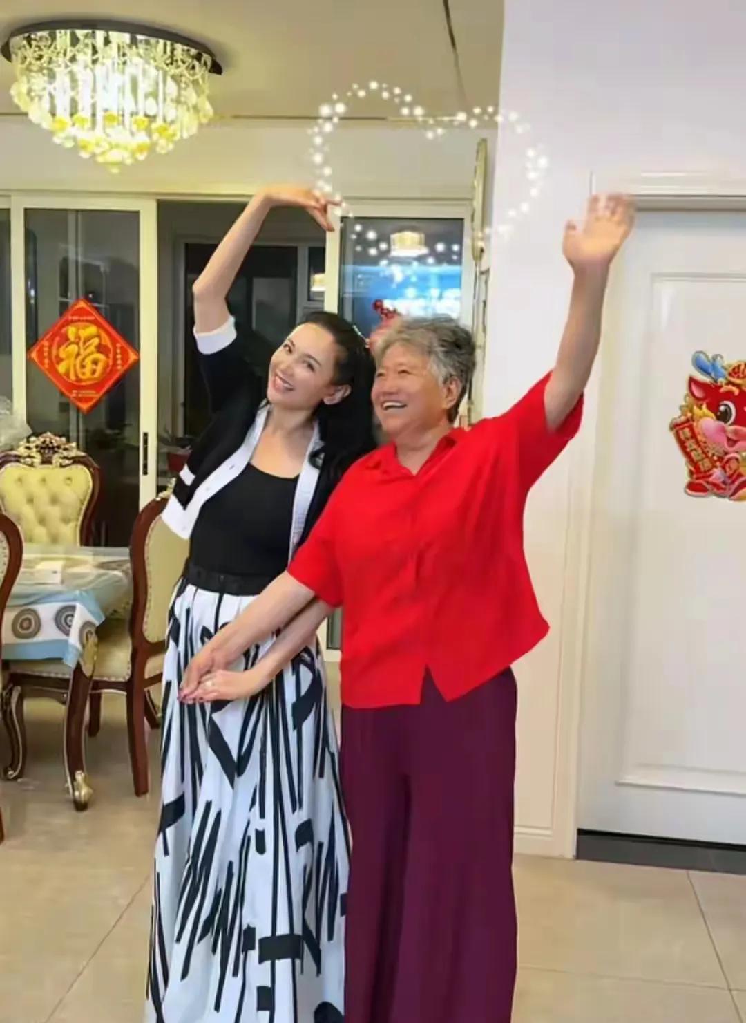 郭晓冬妈妈包饺子，煮好端给儿媳妇吃，47岁程莉莎搂着婆婆撒娇