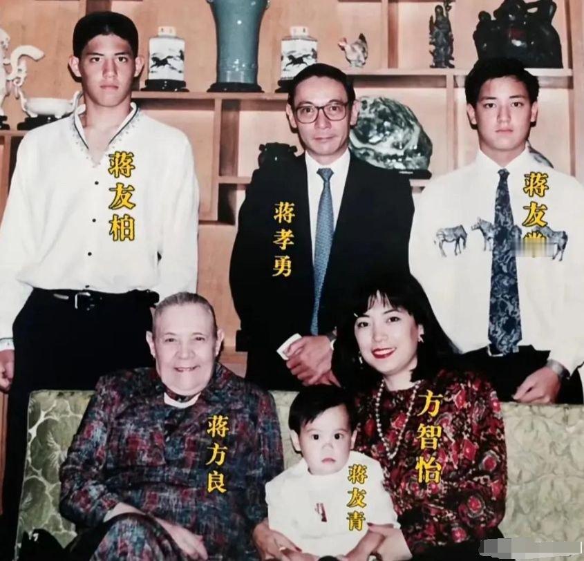 这张照片是蒋经国之子蒋孝勇一家在1990年代拍摄的全家福。