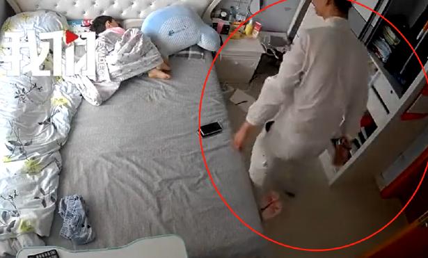 太惊险了！江苏苏州一名女子哄睡孩子后独自出门，出门图省事没锁家门，有个陌生小偷趁
