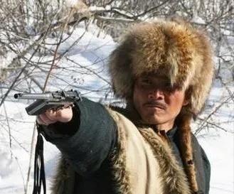 清光绪年间，在黑龙江依林车站，五十个俄国兵正在练习射击。唐殿容手持匣子枪悄悄接近
