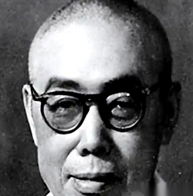 他写了我们从小就会唱的那首歌。但他死的时候，名字是假的，叫李伍。重病，糖尿病，