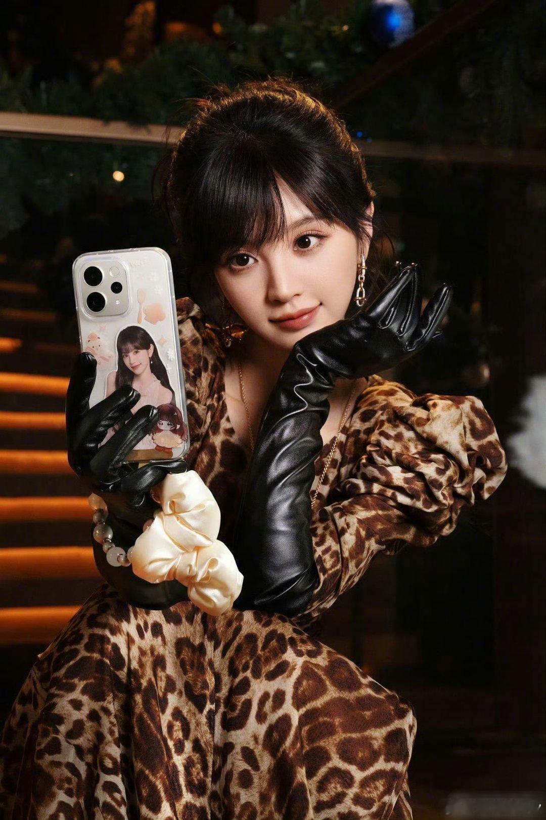 田曦薇手里的痛机是粉丝手搓的哈哈哈哈，粉丝会骄傲一辈子了，这个痛机搓到小田心巴