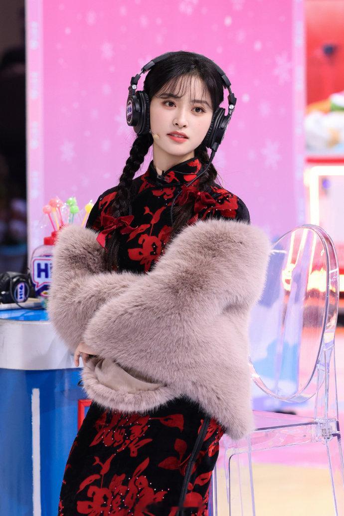 哎呀，沈月你这嘴是开挂了吧？沈月一开口就是梗，太让人惊喜了！