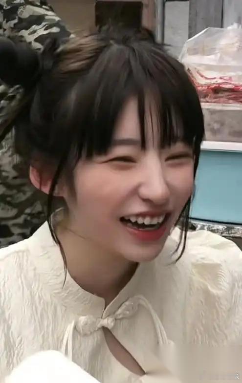 聊热点黄一鸣承认和王思聪在一起是图钱黄一鸣这姑娘，可不是那种说话爱拐弯抹角的