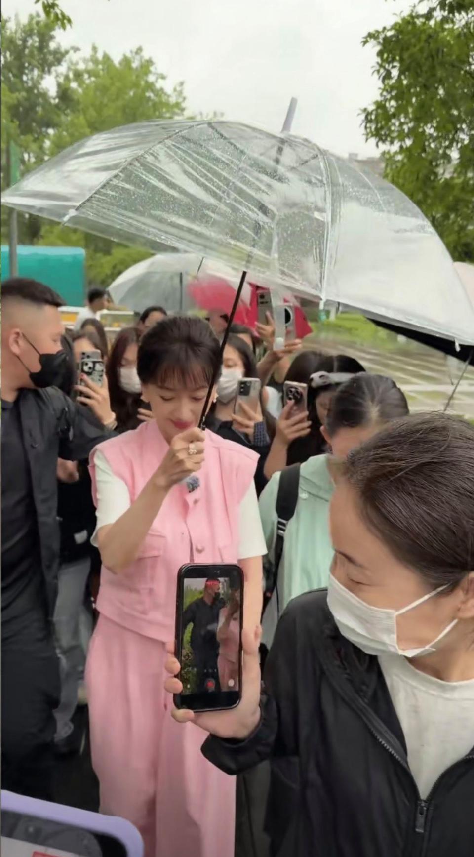 赵雅芝，你说你都70岁的人了还扎一个女孩小马尾穿个粉红的衣服国内装嫩天花板