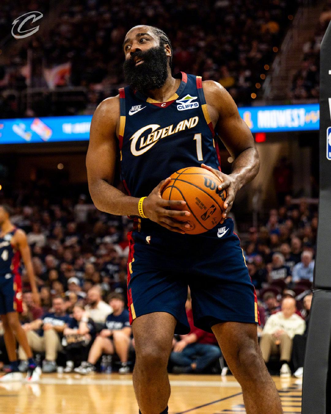 今天哈登“只”打了33分钟！准确点说是打了33分钟12秒，没想到季后赛还能减负