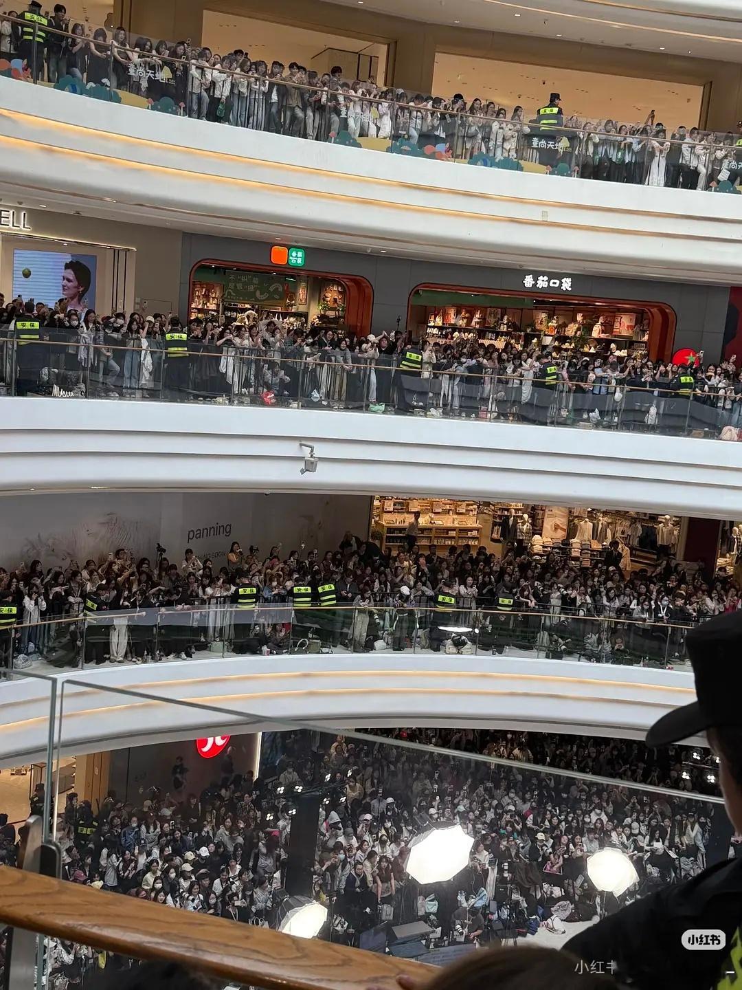 田曦薇今日线下活动人气好多人啊我去田曦薇实火逐玉实火