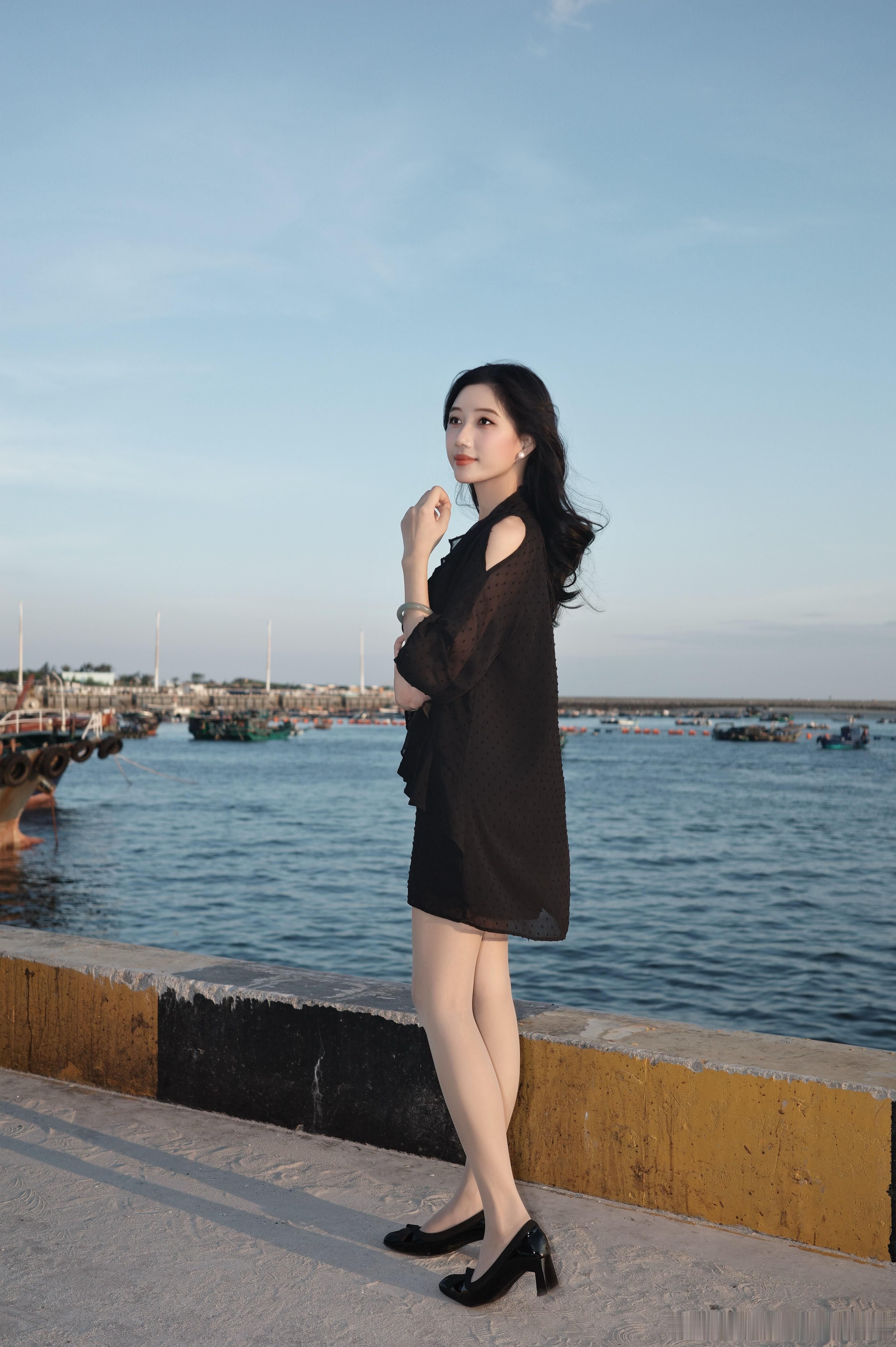海边的丝袜少女！