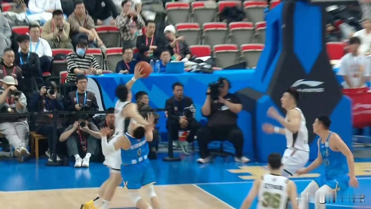 犯规很明显啊！姜宇星抢下篮板后手确实打到了陈盈骏面部，吹罚犯规没有任何问题，