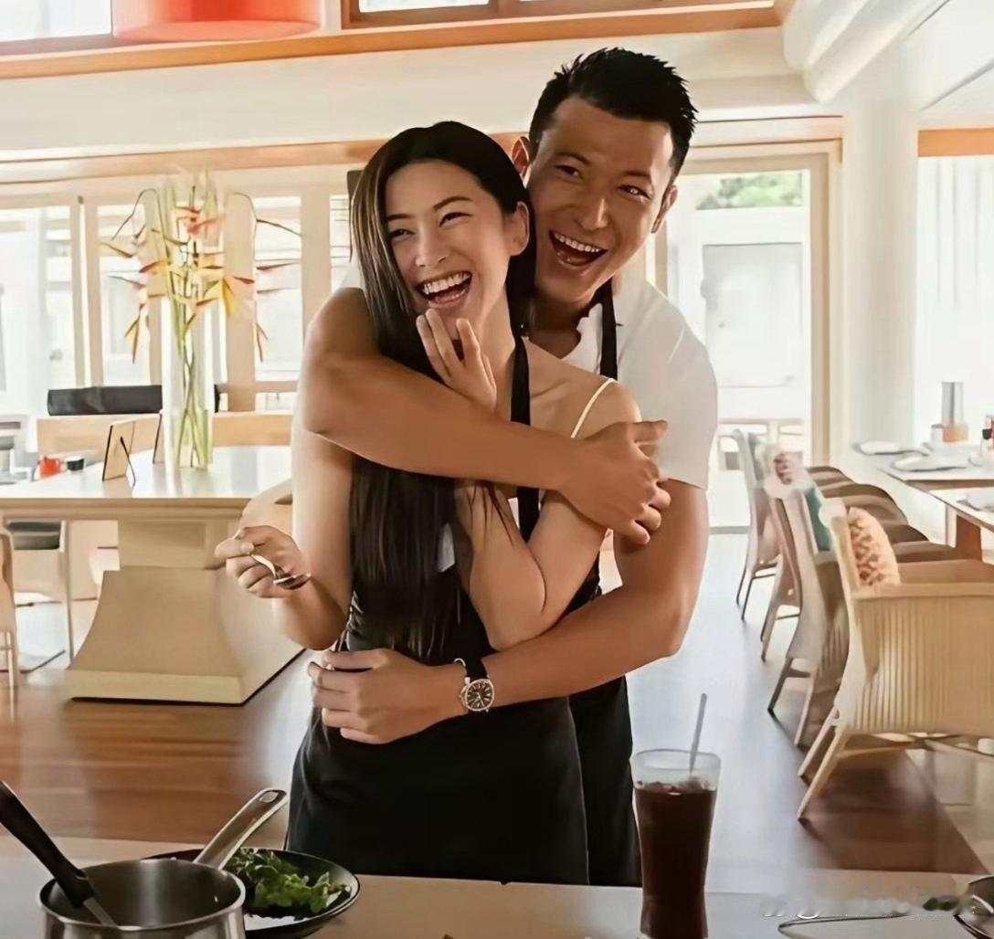 朱珠夫妇日常相处温柔默契，一举一动尽显恩爱，岁月静好惹人羡慕。