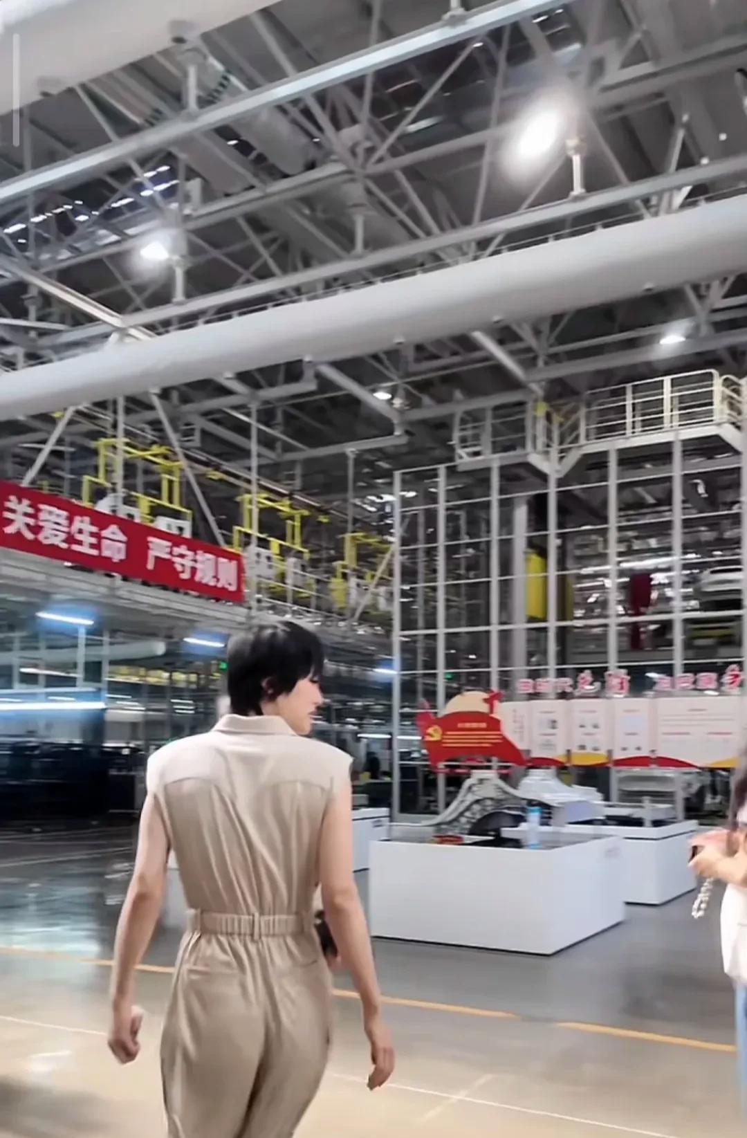 今天的快乐是姚安娜给！姚安娜走进长安汽车数智工厂，可能是因为长得太高，目标