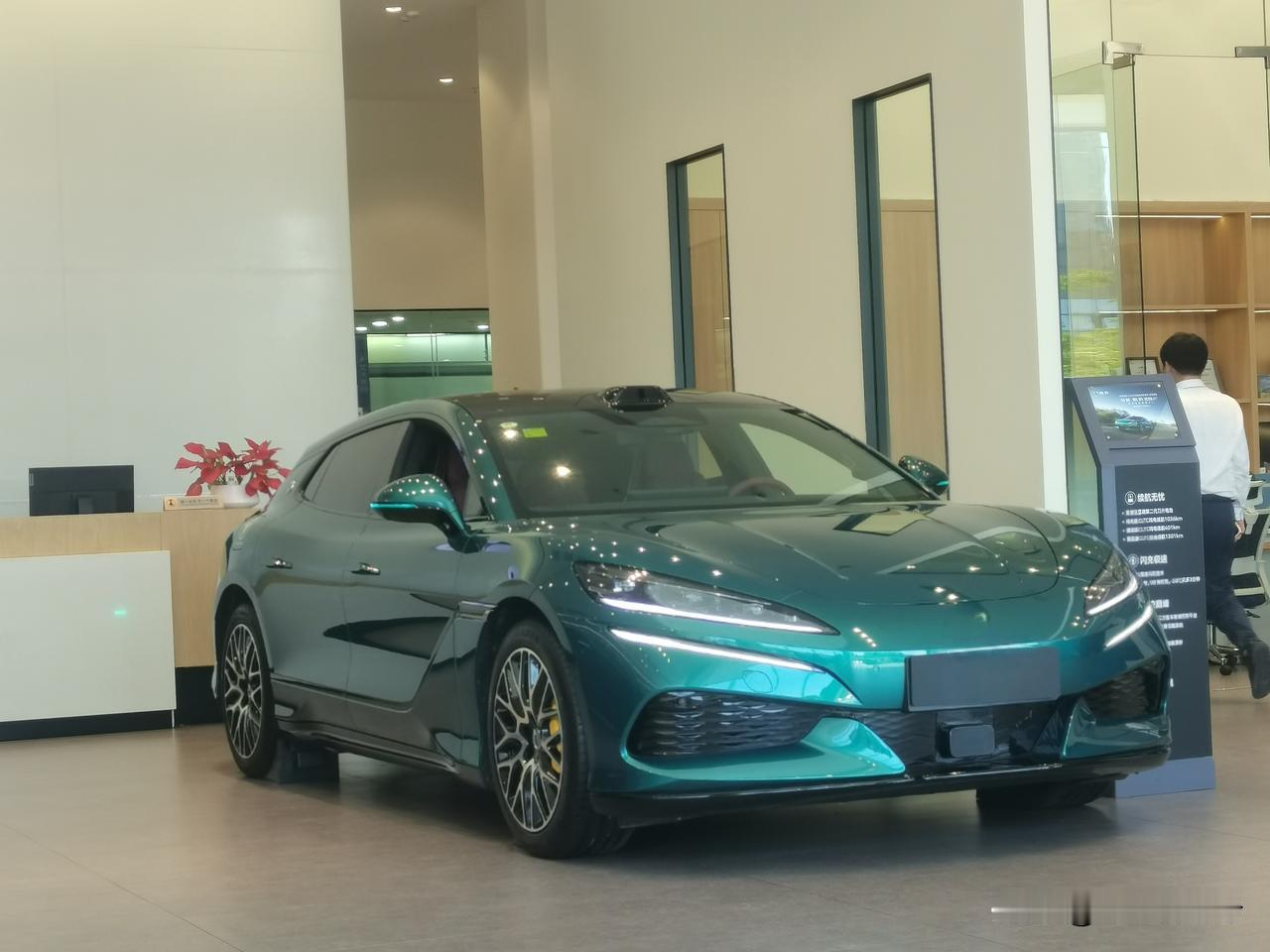 松开方向盘让车自己跑，心里好惊奇早上4S店试驾了两款新能源汽车，第一次开电车，
