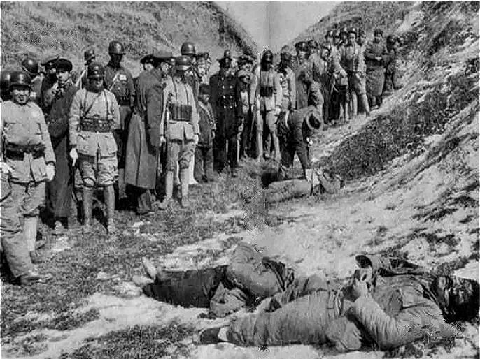 张自忠战死时，身边的随从马孝堂被日军一刀砍中脖子，他忍着剧痛滚进旁边的沟里。凭借