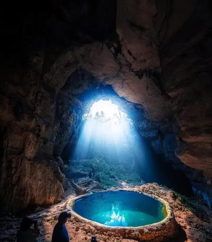 1965年，一地质队在浙江遂昌发现金矿源头的水坑，三年都无法抽干水坑中的水，10