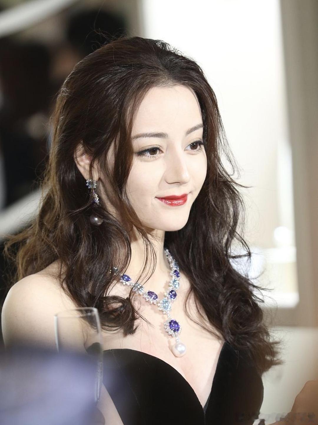 1.迪丽热巴对于感情的态度很明确，只要另一半不会干预自己的事业、拖垮工作节奏，