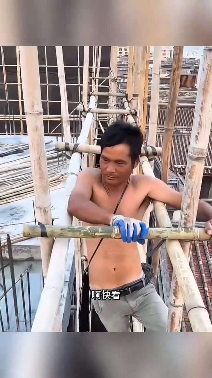 竹子脚手架可靠吗？快看，工地上竟藏着以竹代钢的神奇技艺。工人们正搭建竹制脚手架