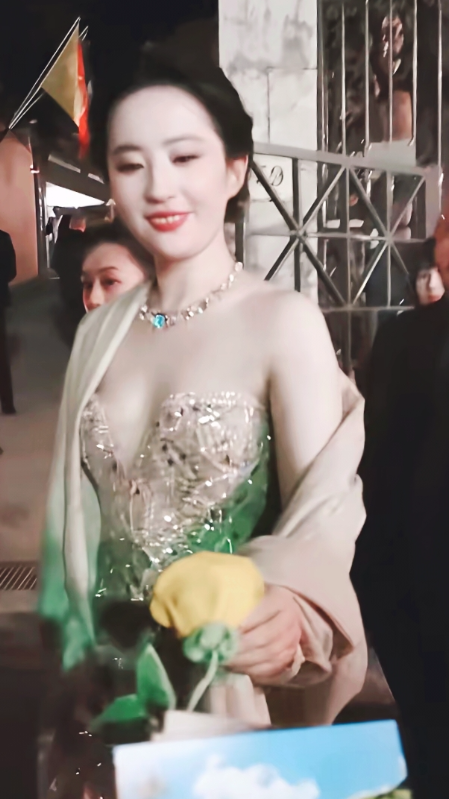 你爱她吗?刘亦菲,性感的小仙女!😘😘😘刘亦菲是落