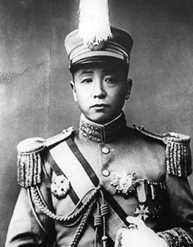 1908年，张作霖<em>四姨太</em>，因为一道菜跟厨师吵了几句，谁知对方竟以下犯上，把滚烫的