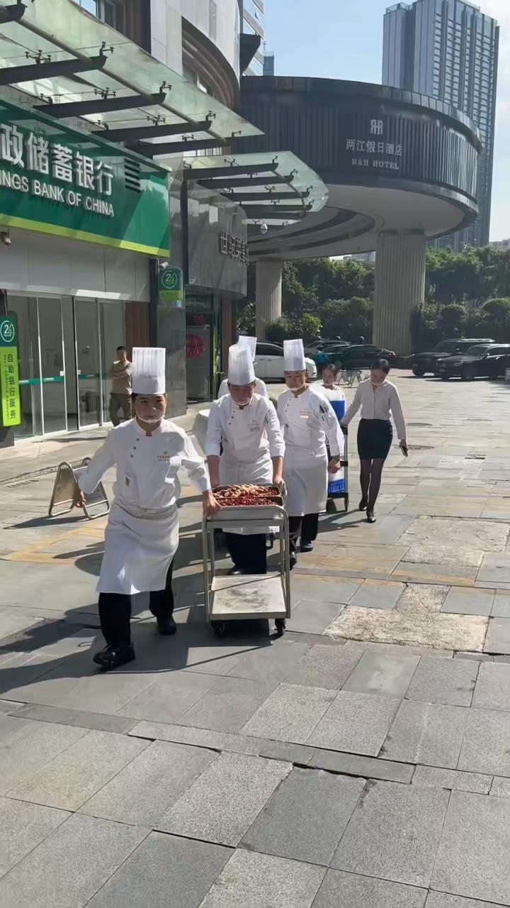 我认为不影响！“摆摊”本身不属于影响城市形象的因素，真正影响城市形象的是某些